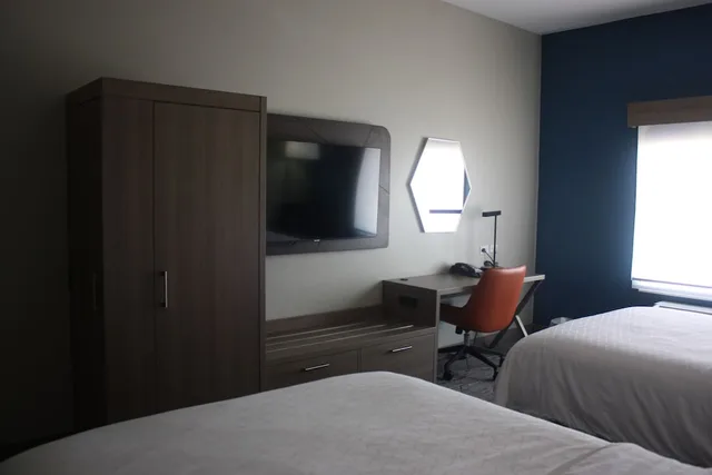 Standard, Holiday Inn Express Hotel & Suites Shamrock North 6/9