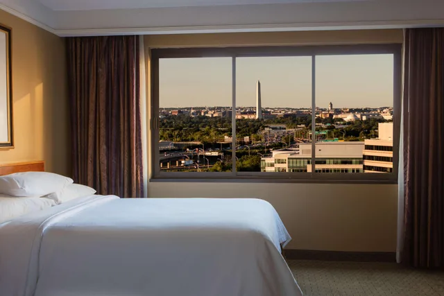 غرفة بسرير مزدوج بإطلالة، Embassy Suites By Hilton Crystal City National Airport 1/2