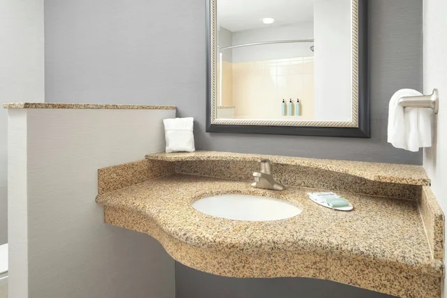 غرفة بسرير كينج، Courtyard by Marriott Knoxville Airport Alcoa 2/4