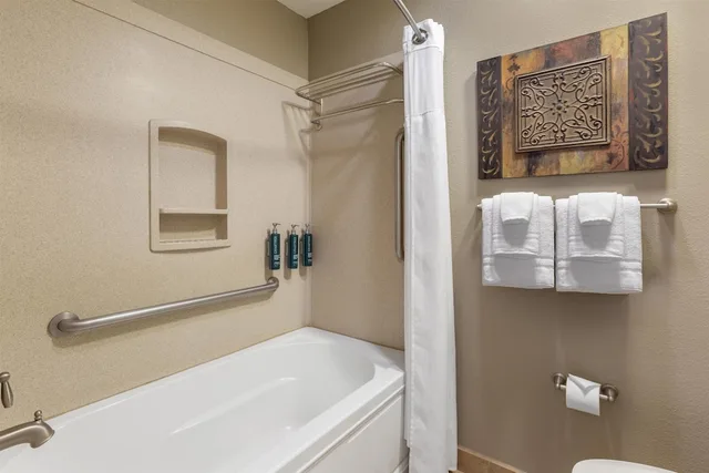 غرفة بسريرين مزدوجين وسرير كينج بغرفتي نوم لذوي الإعاقة، Hilton Vacation Club Villas de Santa Fe 10/12