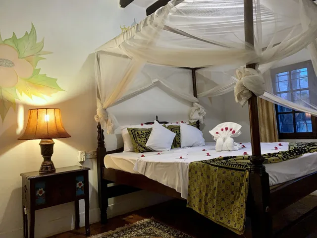 غرفة قياسية بسرير كوين بإطلالة على المسبح بشرفة، Kenyan House Boutique Hotel 3/10