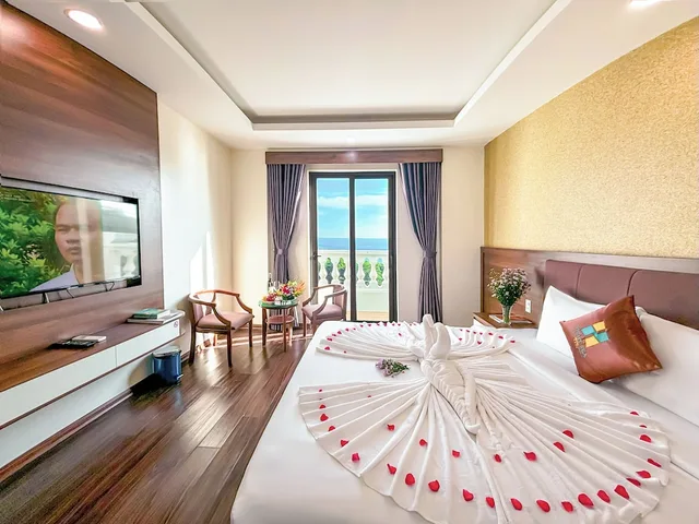 غرفة ديلوكس بسرير كوين وسرير فردي بإطلالة على الحديقة بشرفة، Night Sea Hotel 1/10