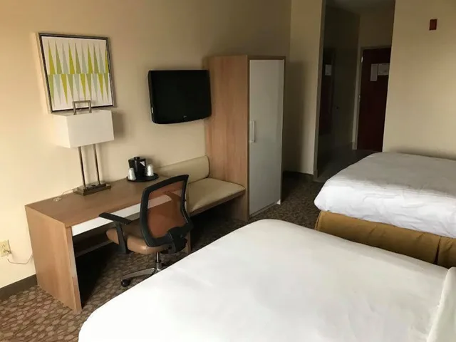 غرفة بسريرين كوين، Holiday Inn Express Hotel And Suites Dayton West Brookville 2/3