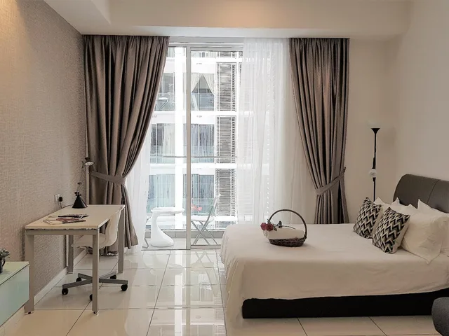 جناح بريميوم بسرير كوين مع أريكة، A Place Define Happiness In M Suite Klcc 1/2