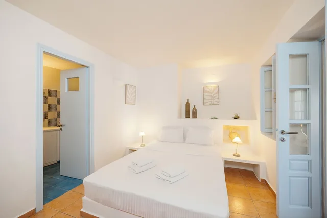 جناح عائلي بسرير مزدوج وسريرين منفصلين، Kastro Suites 1/10