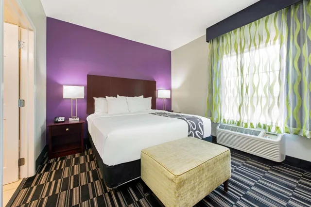 جناح ديلوكس بسرير كينج بإطلالة على البحيرة لذوي الإعاقة، La Quinta Inn & Suites by Wyndham Bridge City 1/2