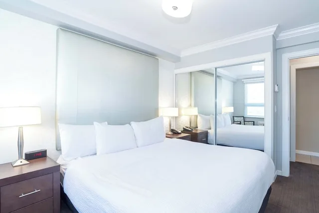 Tower, Suite, King Bed, Balcony, Kitchenette، Sandman Hotel Kelowna 2/6