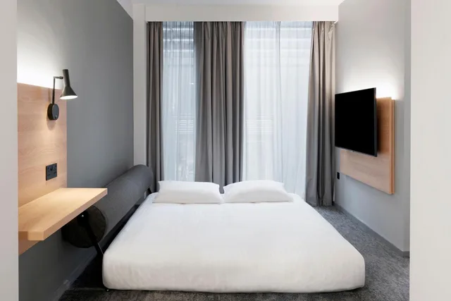 Moxy Sleeper, Guest Room, Family, King Bed، Moxy Manchester City 2/4