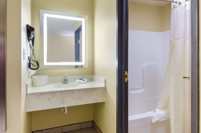 جناح بسرير كينج، Americas Best Value Inn & Suites Independence Va 3/3