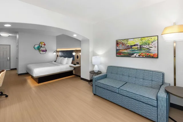 غرفة تنفيذية بسرير كينج لذوي الإعاقة، La Quinta Inn & Suites by Wyndham San Antonio Northwest 2/4