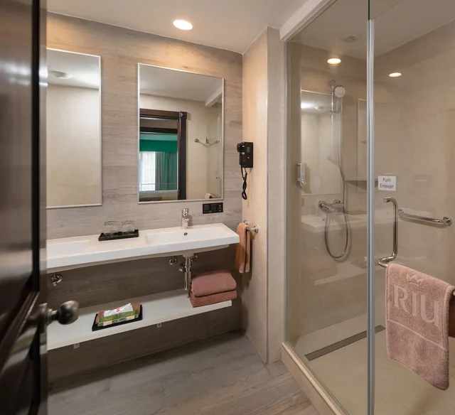 جناح جونيور بسريرين مزدوجين بإطلالة على الحديقة بغرفتي نوم، RIU Ocho Rios All Inclusive 3/3