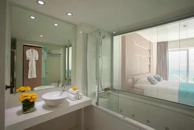 Suite, King Bed, Sea Front, Terrace، King Evelthon Beach Hotel and Resort 4/4