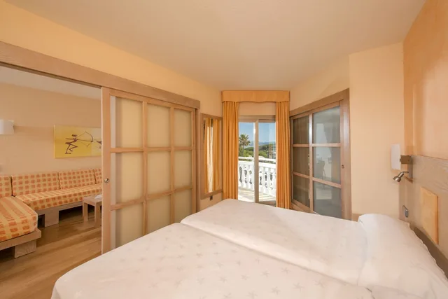 غرفة بريميوم عائلية بسريرين منفصلين بشرفة مع أريكة، Iberostar Selection Albufera Park 1/4