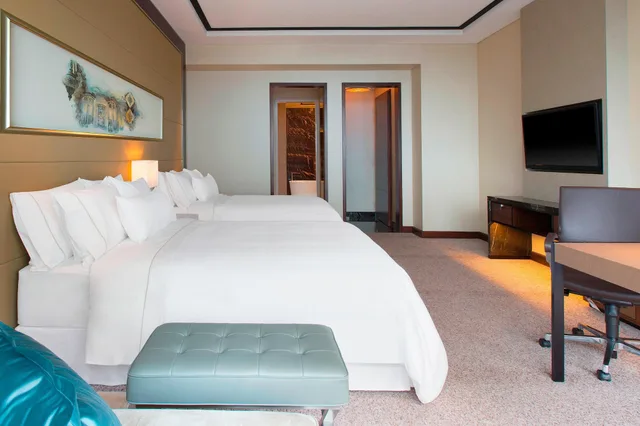 Guest Room, 2 Double Beds, Middle Floor، The Westin Singapore 5/7