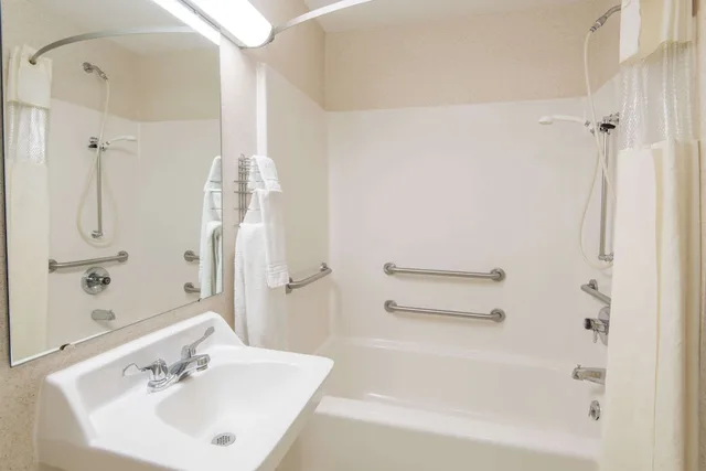 غرفة قياسية بسرير كوين لذوي الإعاقة، Days Inn by Wyndham Wooster 5/7