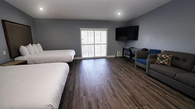Renovated, 2 Queen Beds, Sofa, Balcony, Seaside Inn & Suites 3/8