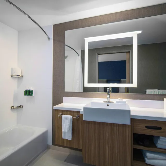 جناح بسرير كينج مع سرير سحّاب إضافي مع أريكة لذوي الإعاقة، SpringHill Suites by Marriott Phoenix Goodyear 2/2