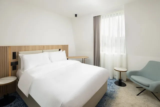 غرفة قياسية بسرير كوين، Courtyard By Marriott Cluj-Napoca Downtown 1/3