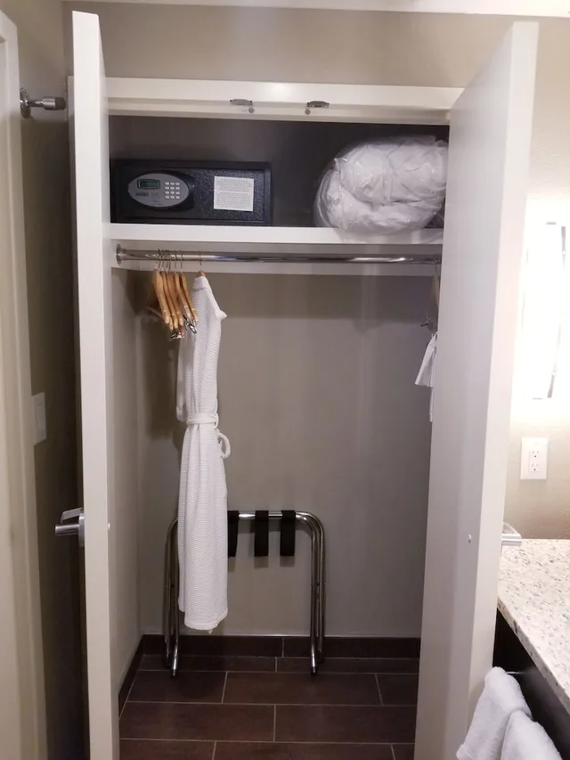 غرفة بسريرين مزدوجين بإطلالة على الجبل، Homewood Suites by Hilton Calgary-Airport, Alberta, Canada 5/5