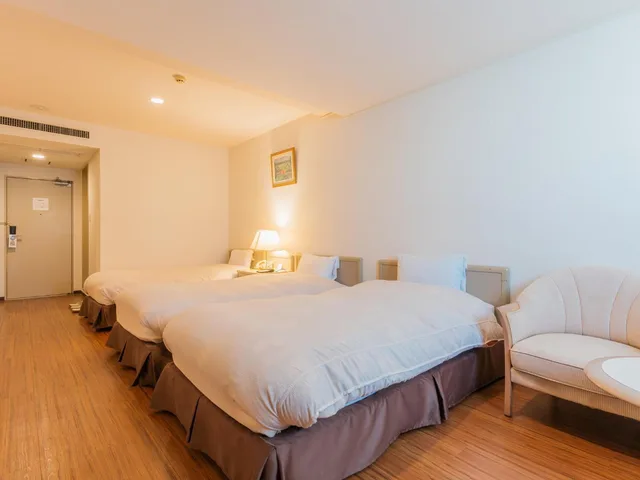 غرفة ثلاثية، Hotel New Century 1/8