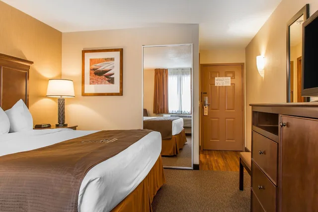Standard, King Bed, The Black Swan Lee Lenox An Ascend Collection Hotel 5/10