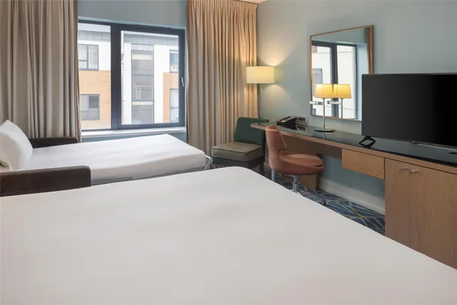 غرفة عائلية بسرير كينج مع أريكة، Hilton Dublin Kilmainham 1/4