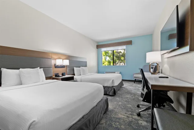 Room, 2 Queen Beds, Courtyard View, La Quinta Inn & Suites by Wyndham Santa Cruz 1/6