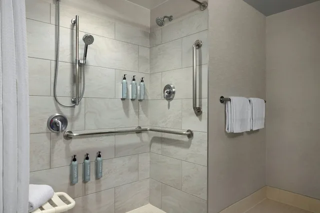 غرفة بسرير كينج لذوي الإعاقة، Courtyard by Marriott San Jose Campbell 5/7
