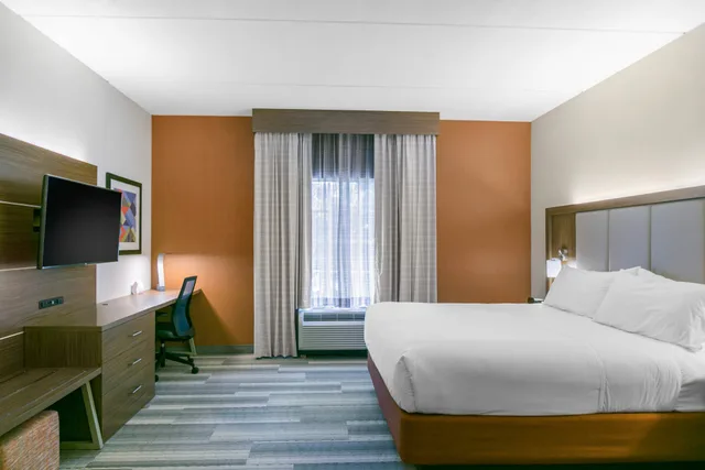Suite, King Bed, Hot Tub, Holiday Inn Express Hotel Stes Mt Arlington Rockaway Area 3/9
