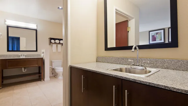 جناح بسرير كينج بإطلالة على النهر بحوض جاكوزي، Best Western Port Huron Blue Water Bridge 3/5