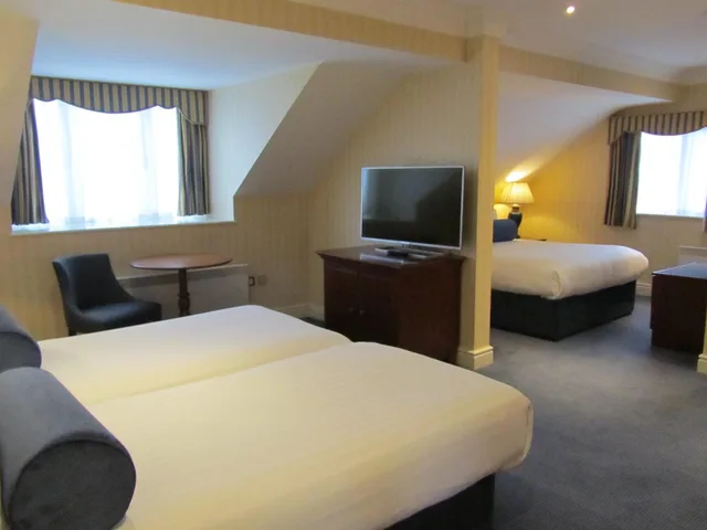 غرفة عائلية بسرير مزدوج وسريرين منفصلين، Windmill Village Hotel, Golf Club Spa, BWSC 5/9