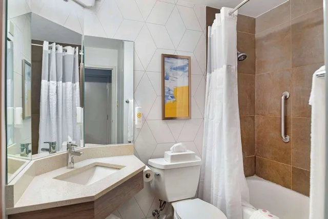 Upgrade, Queen Bed, Jetted Tub، Comfort Inn Monticello 2/2