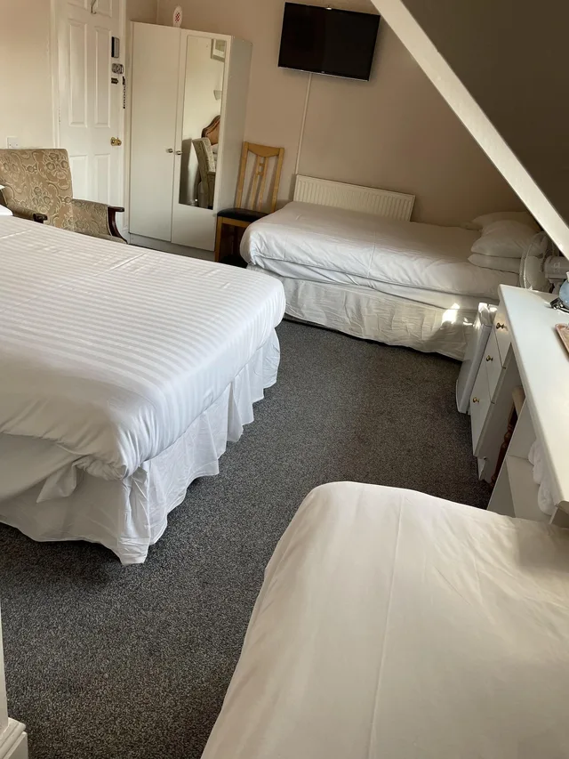 Suite, 1 Single and 2 Queen Beds، OYO Diamonds Inn 4/8