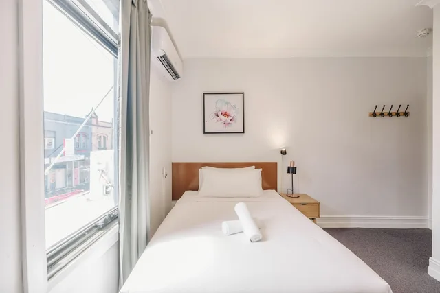 غرفة بسرير مزدوج بحمام خاص، Newtown Cozystays 1/10