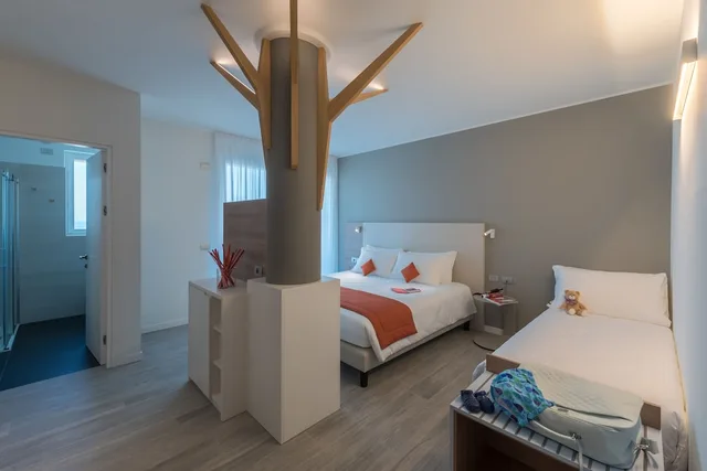 غرفة ثلاثية بسرير كينج وسرير فردي، Hesperia Hotel & Residence 4/10