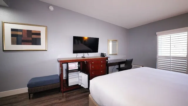 غرفة بسرير كينج بشرفة، Seaside Inn & Suites 3/10