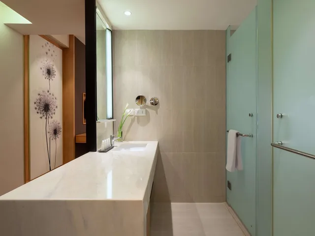 غرفة ديلوكس بشرفة، Radisson Golf And Convention Center Batam 4/4