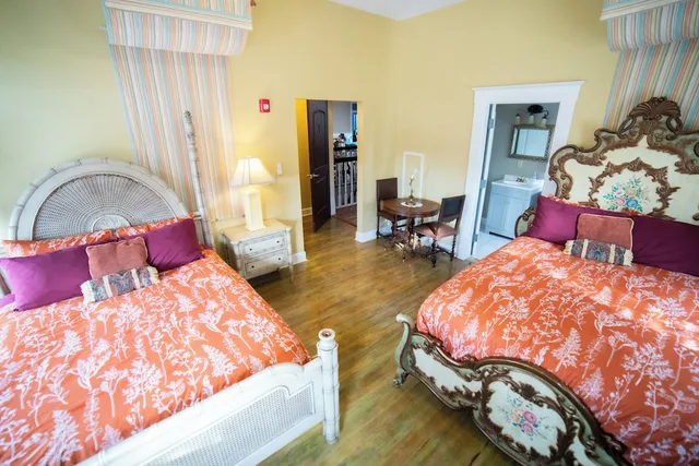 Caribbean, Style, Deluxe, 2 Queen Beds، Oak Tree Hotel 11/17