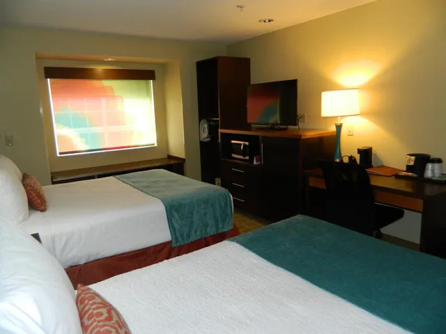 غرفة بسريرين كوين بحوض استحمام لذوي الإعاقة، Best Western Plus Harrisburg Mechanicsburg 3/7
