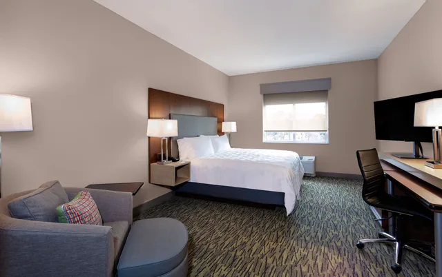 غرفة بريميوم بسرير كينج مع أريكة لذوي الإعاقة، Holiday Inn Tallahassee E Capitol - Univ 2/4