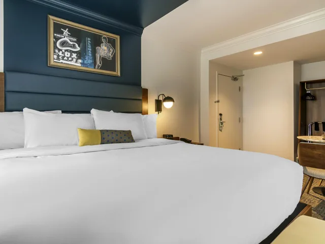 غرفة بريميوم ركنية بسرير كينج بإطلالة على المدينة، Hotel Belmont Vancouver - MGallery Collection 1/4