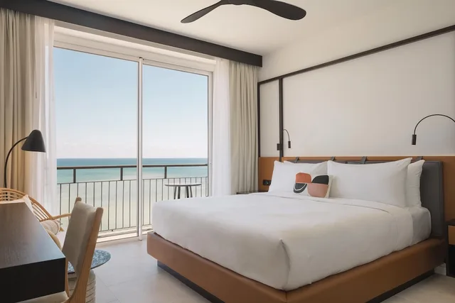 غرفة ديلوكس بسرير كينج بإطلالة على البحر بشرفة، Hotel Riomar, Ibiza, a Tribute Portfolio Hotel 4/9
