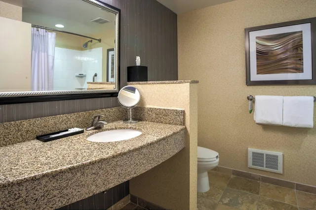 غرفة بسرير كينج مع أريكة لذوي الإعاقة، Courtyard By Marriott Hadley Amherst 3/5