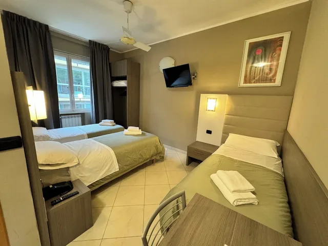 غرفة ثلاثية بسرير كوين وسرير فردي، Hotel Parma 2/10