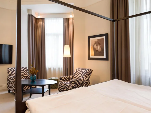 جناح جونيور، Elite Hotel Knaust 1/4