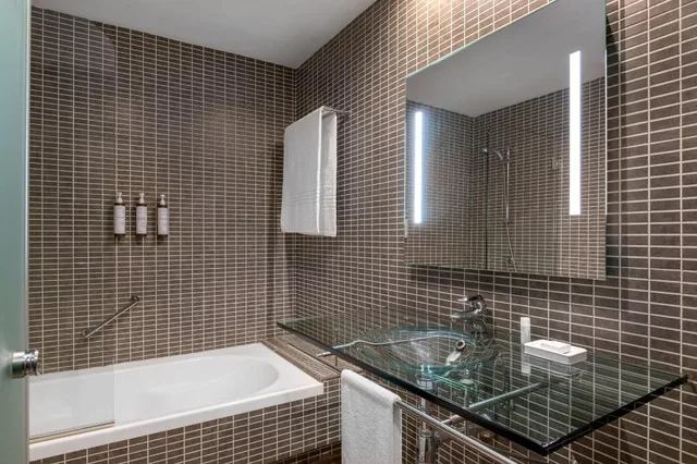 Plus, Guest Room, Standard, King Bed، AC Hotel by Marriott Madrid Airport 3/3