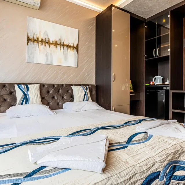 غرفة بسرير كينج بشرفة، Galeon Apart Complex 2/10