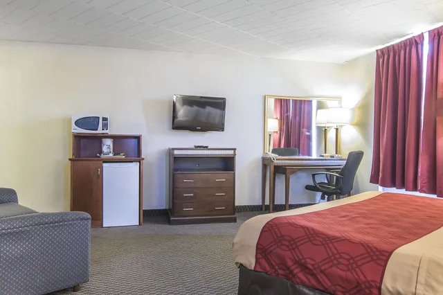 غرفة قياسية بسرير كينج، Econo Lodge Orillia 3/5