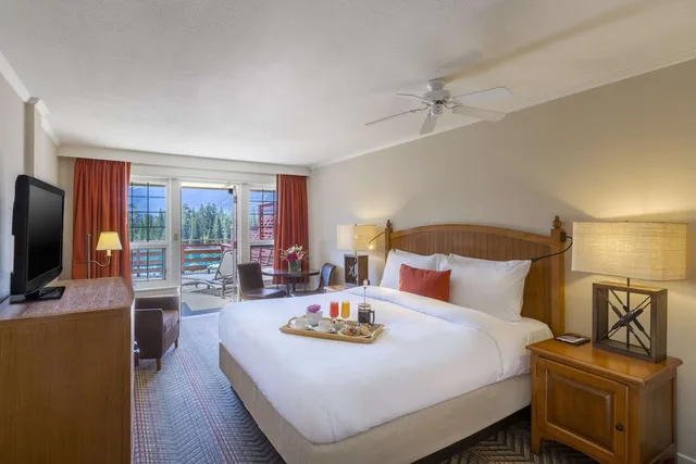 غرفة بريميير ديلوكس بسرير كينج، Fairmont Jasper Park Lodge 1/4