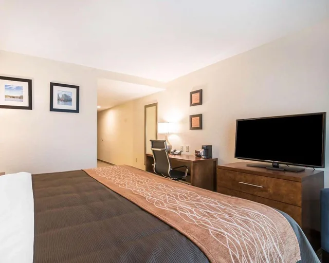 غرفة بسرير كينج، Comfort Inn & Suites Brattleboro I-91 2/2